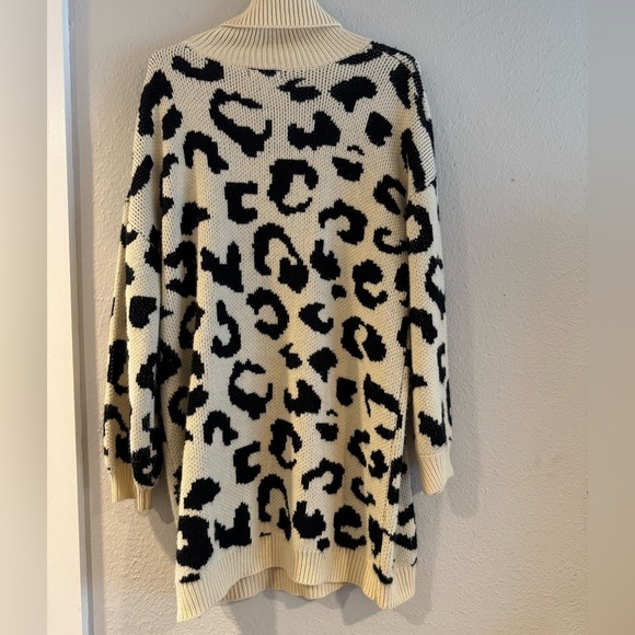 Blue B Oversized Cream Black Animal Print Turtleneck Sweater sz Medium Large - Picture 7 of 12